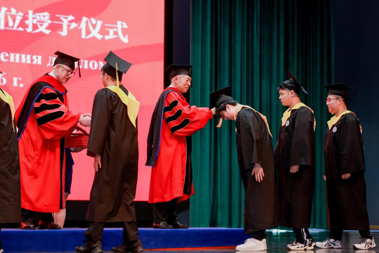 2026届毕业生及家长分别以现场参与