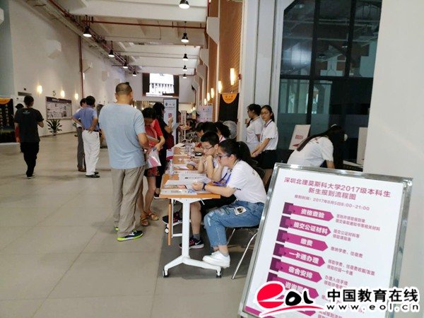 undefined 第一辆迎接新生的大巴就从校园驶出
