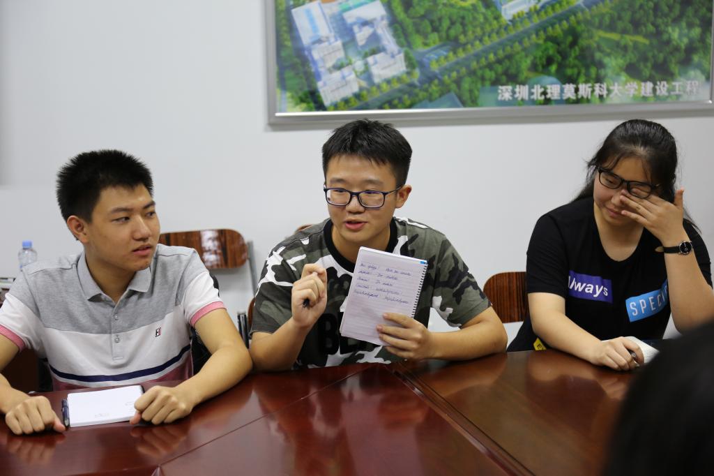 张建中副校长和教师代表与华胜手机版下