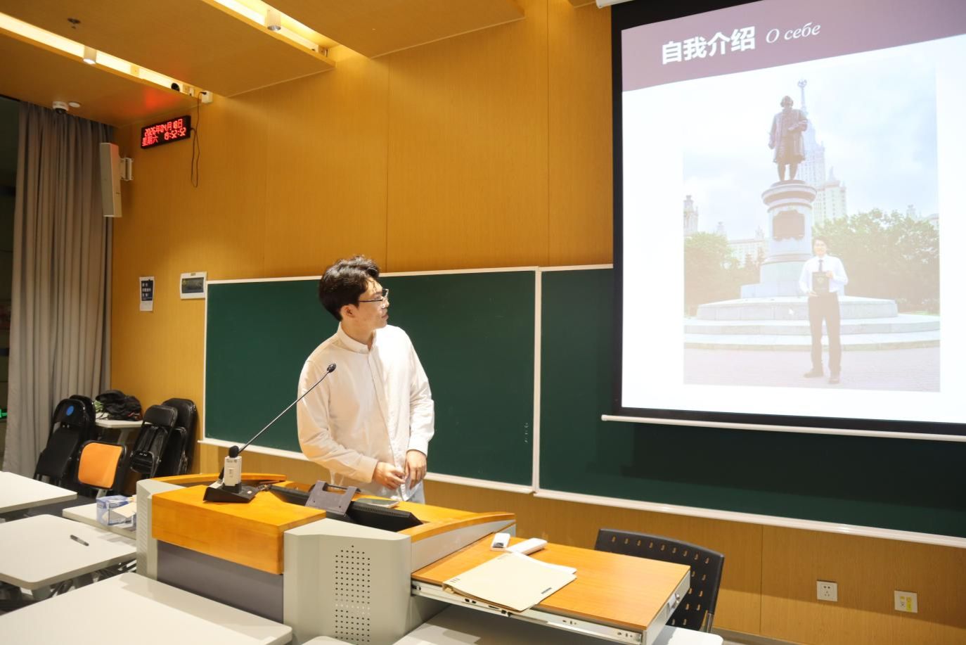image5.jpeg 共邀请五位优秀毕业生及在读研究生代表