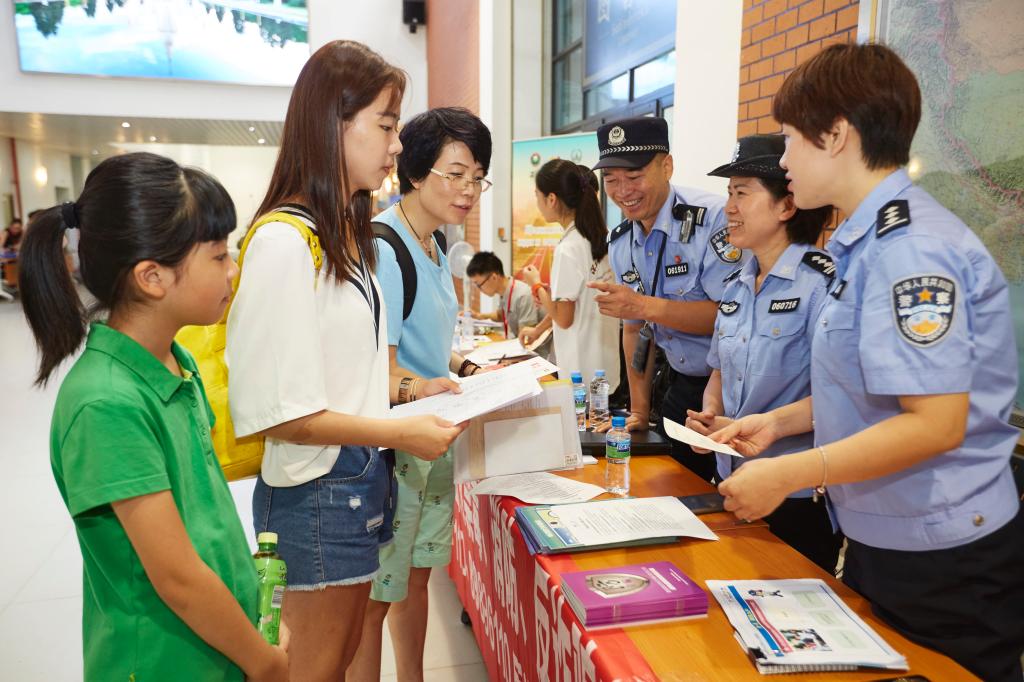 英三种语言海报