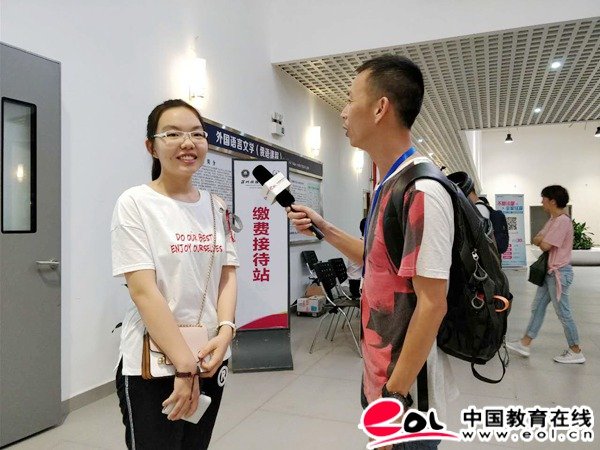 undefined 教学楼一楼大厅设置了咨询服务