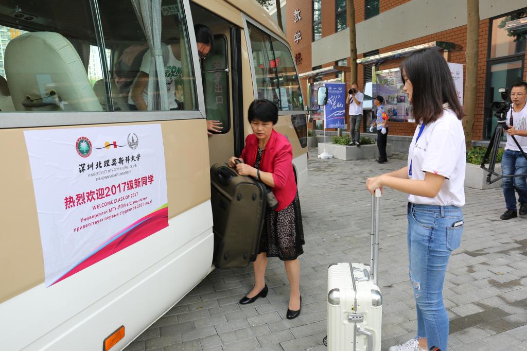 例如他们为了能全身心地服务同届同学