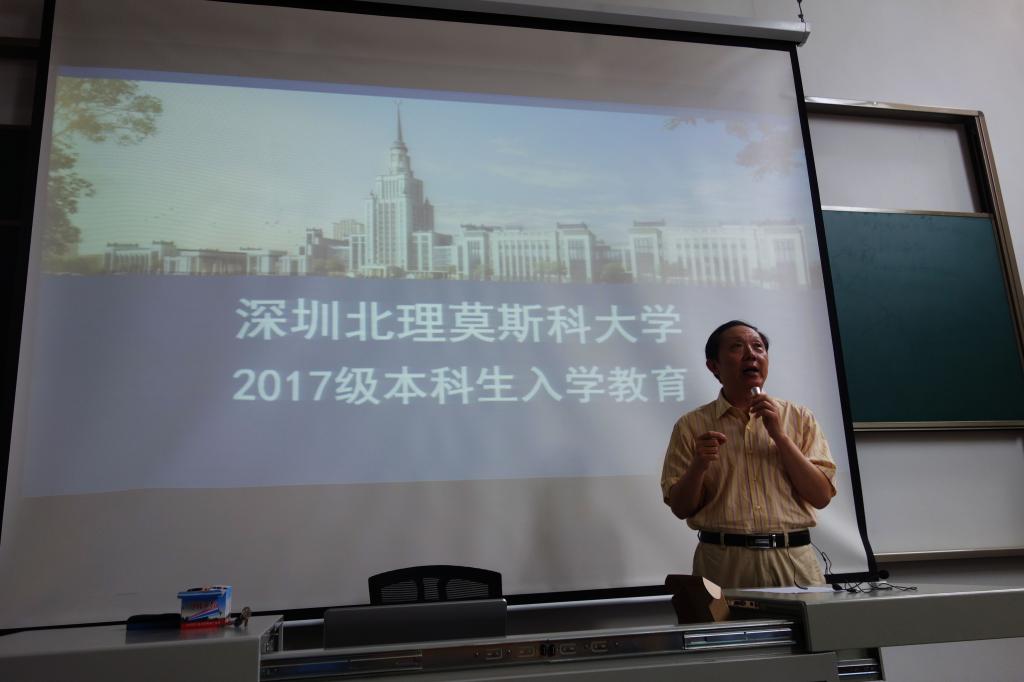 赵平校长首先向新同学介绍了华胜手机版