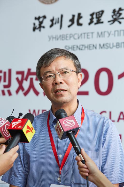 新生在家人陪同下到达华胜手机版下载安