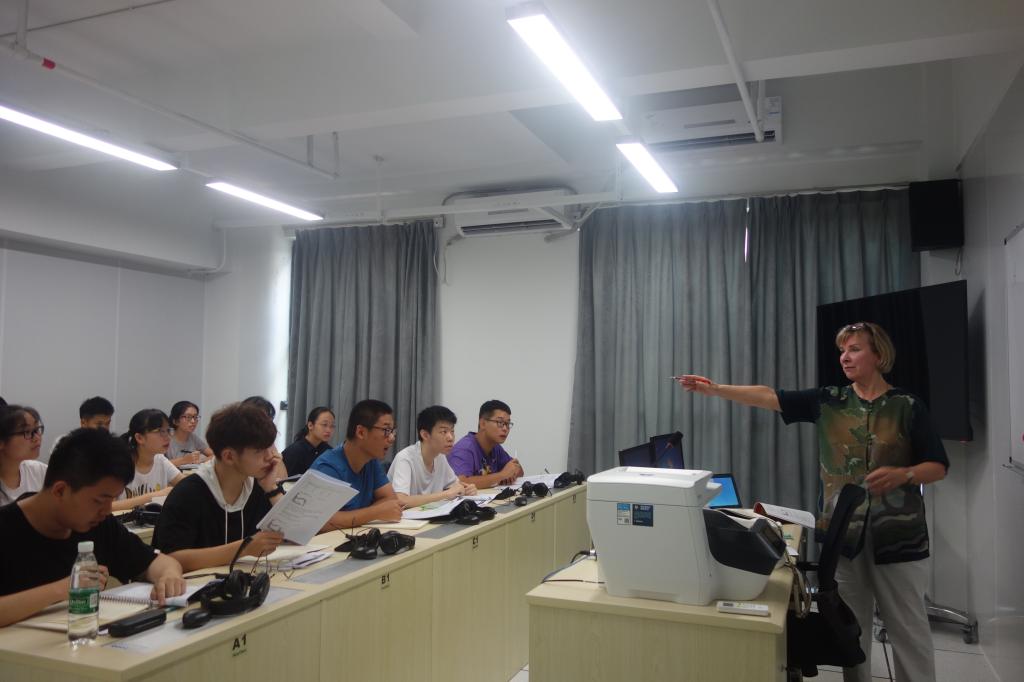 俄方俄语老师在一丝不苟地教新生