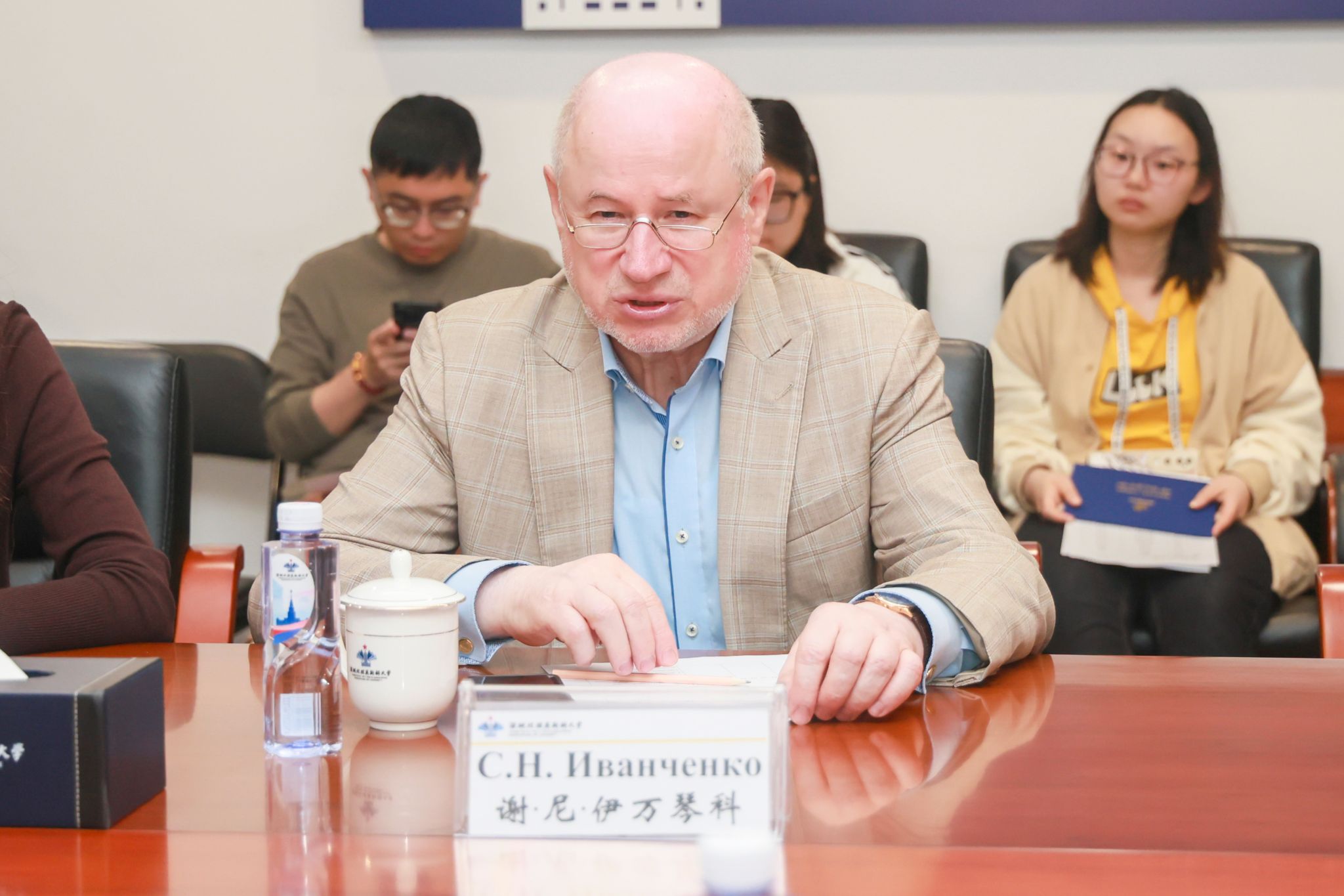 华胜手机版下载平台介绍共27位教师及