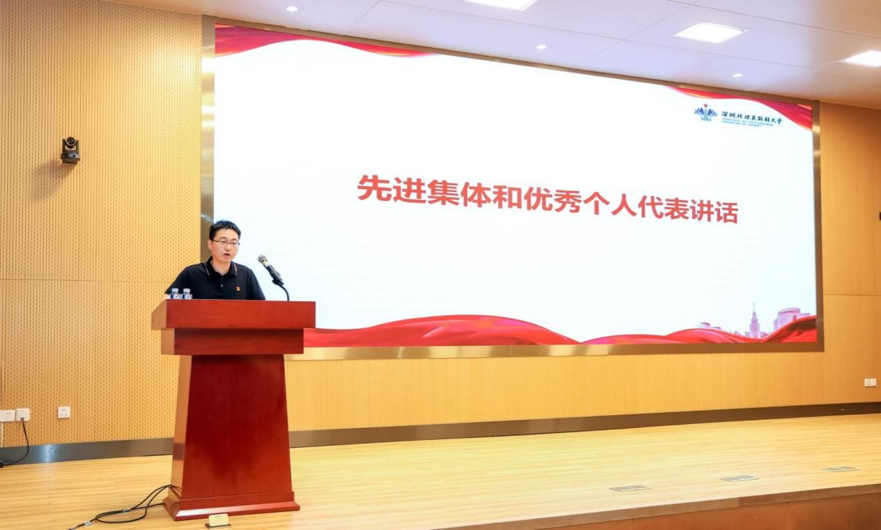 大会在庄严的国歌声中拉开帷幕