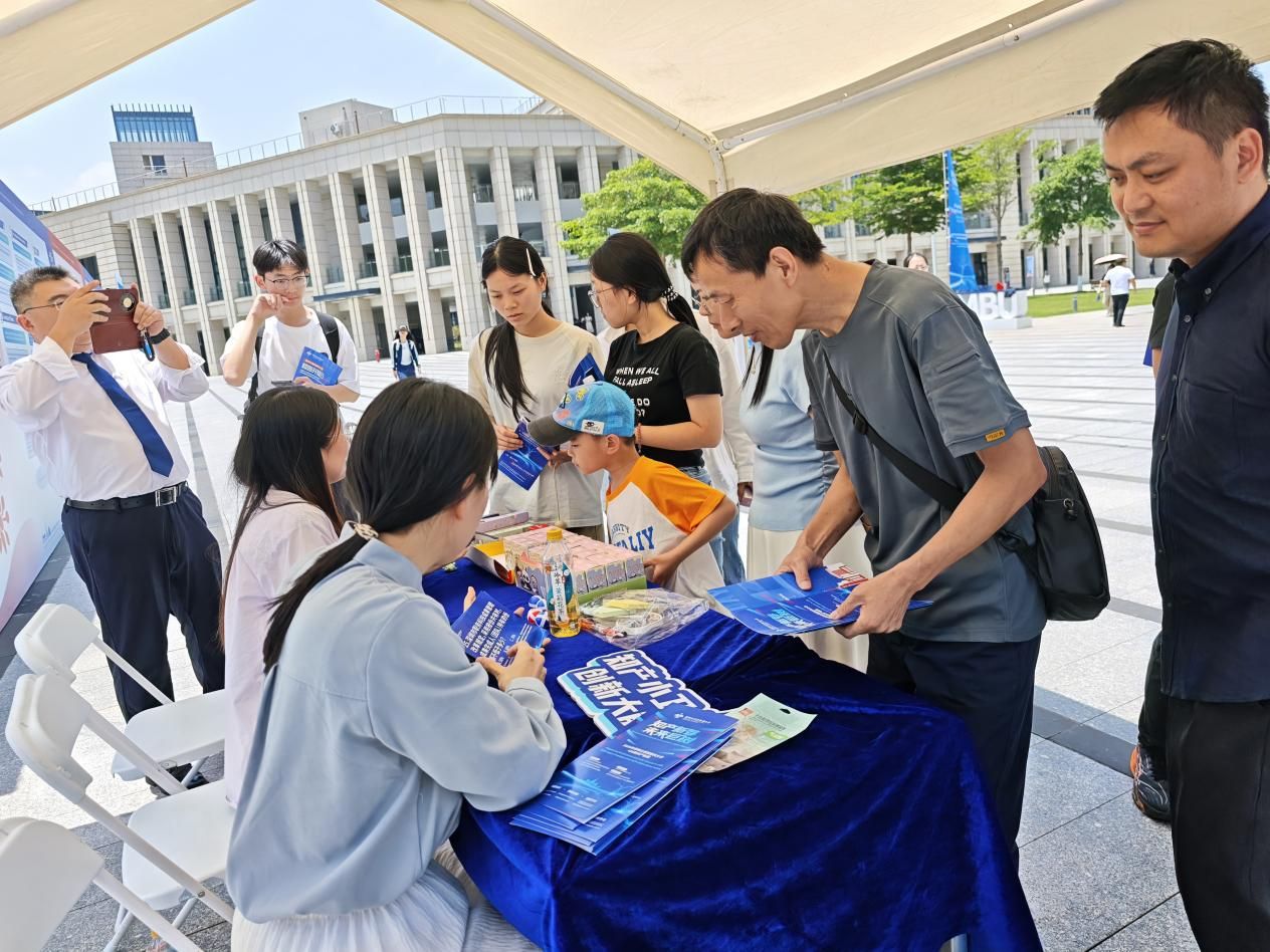 image24.jpeg 深圳市市场监管局龙岗监管局分管领导彭