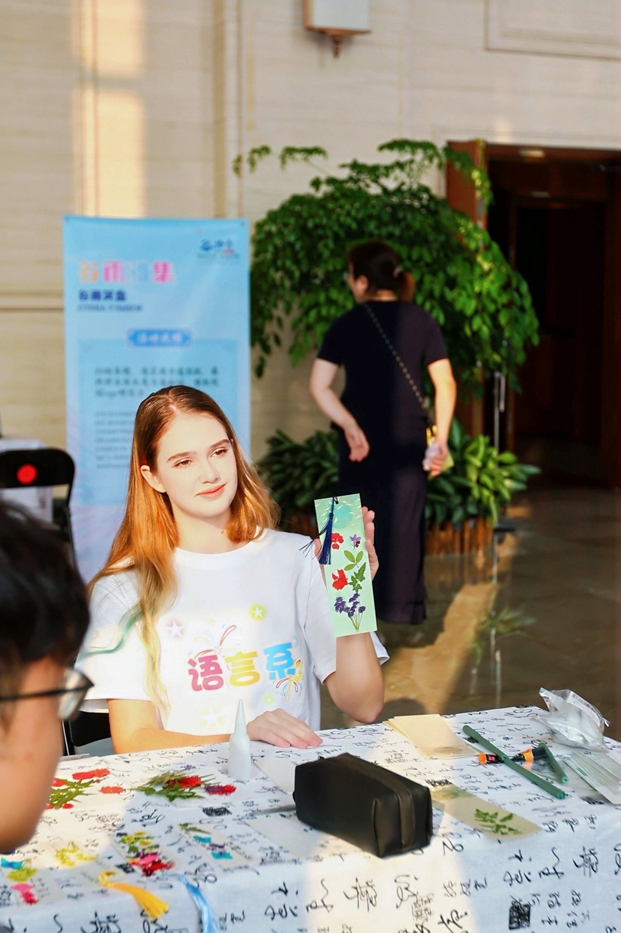 用流利的中文诠释了初春的细腻