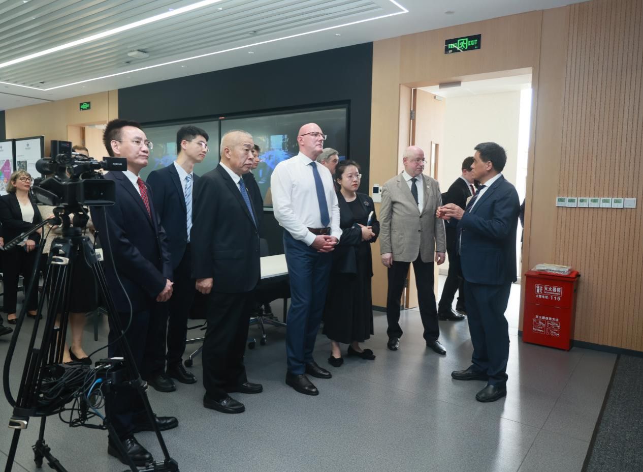代表团成员包括俄罗斯联邦总统办公厅副