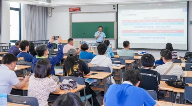 来自全国各地的考生与家长走进深北莫校